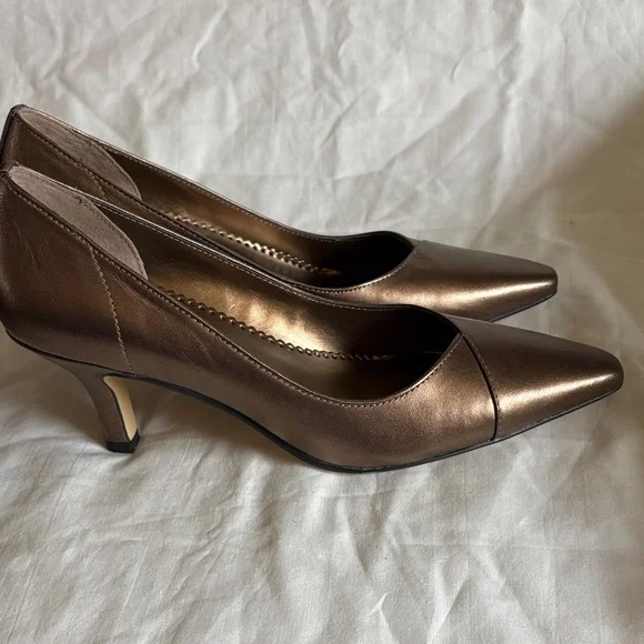 Bella Vita Women's Bronze Pumps size 7. New. Leather Uppers - Picture 3 of 5